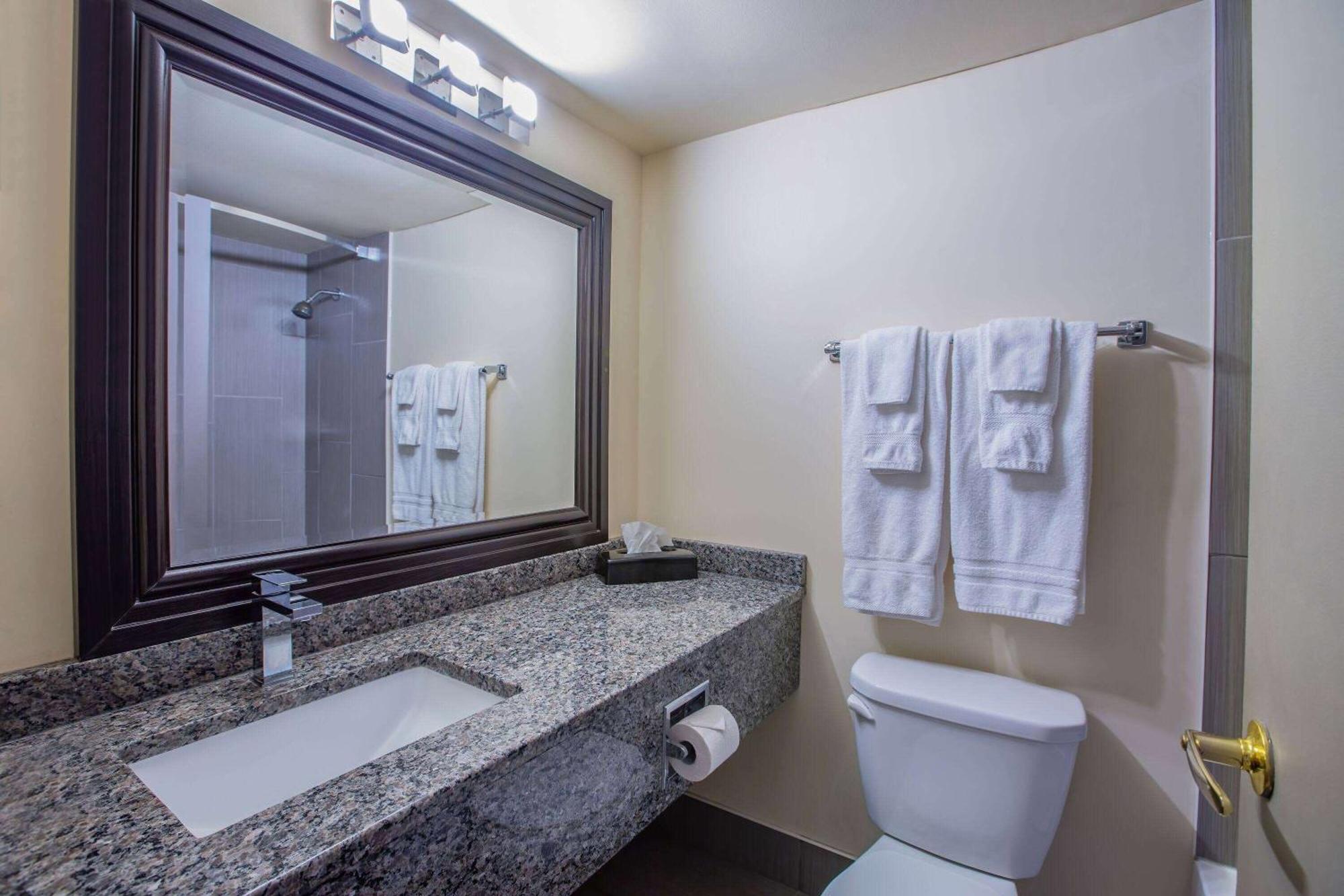 Days Inn By Wyndham Sudbury & Conference Centre Ngoại thất bức ảnh